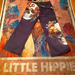 Super cool and rare Drawstring waist with side pockets wide leg romantic skulls